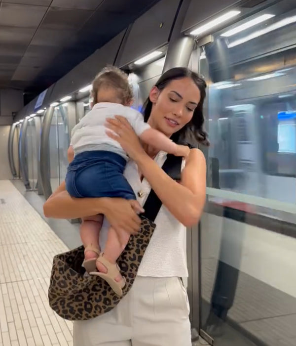 Tu enfiles le porte-bébé