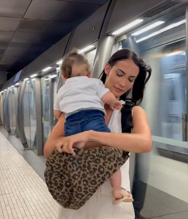 Tu glisses bébé dans le siège